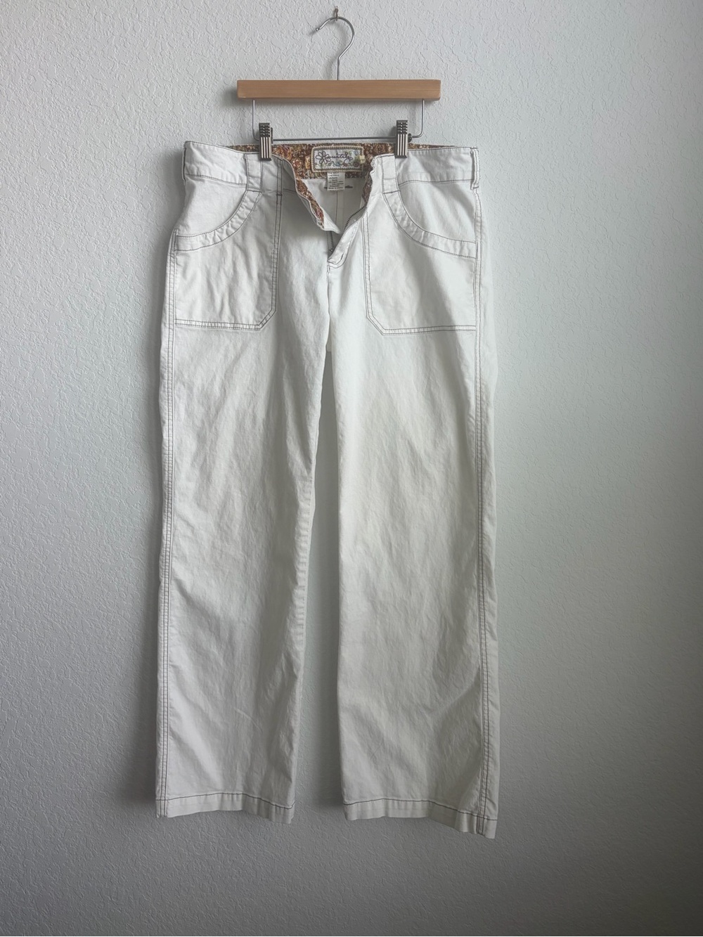 Women’s Y2K inspired White Straight-Leg Jeans - Picture 4 of 7